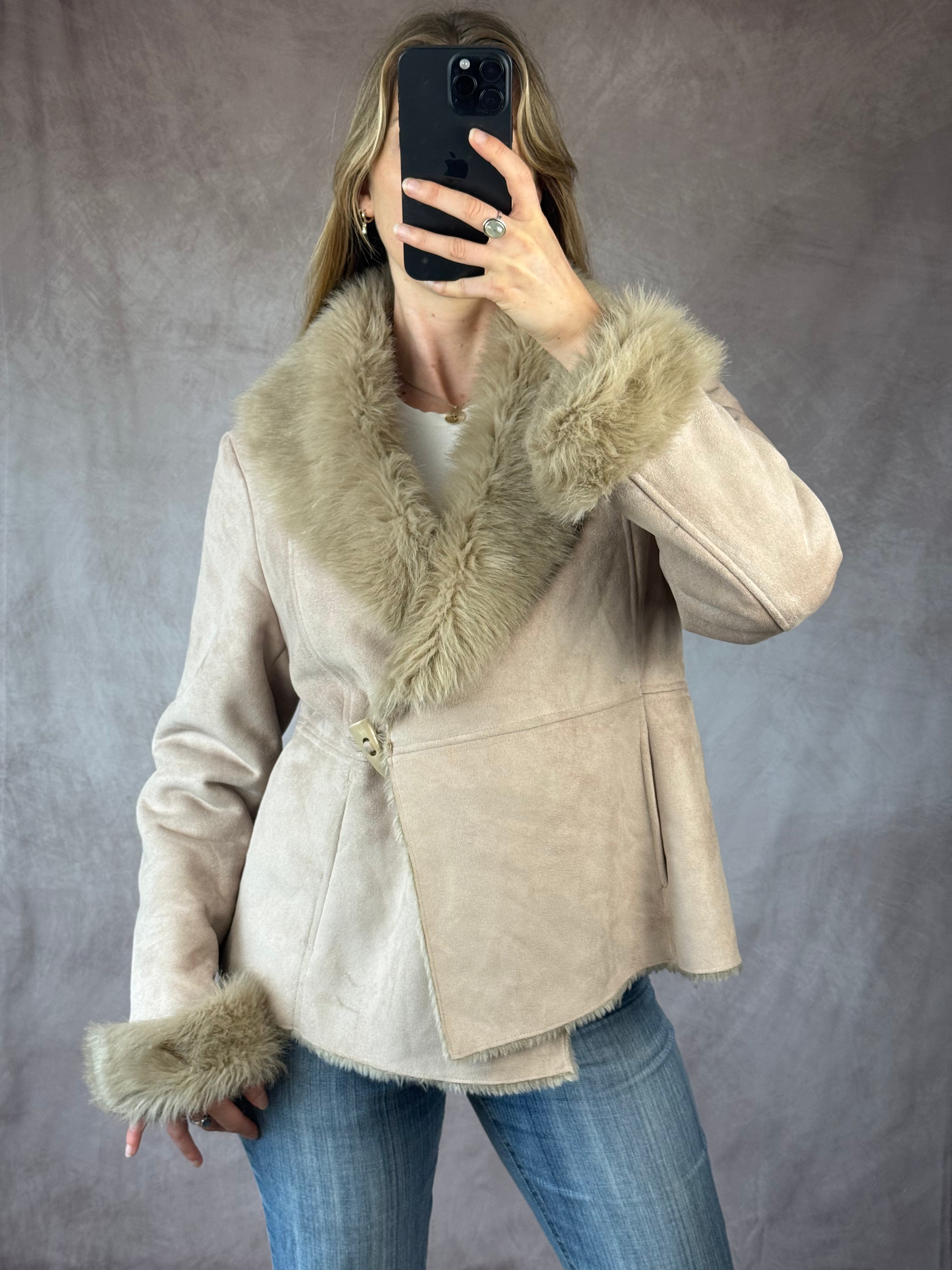 Y2K vintage cream faux fur coat (L)