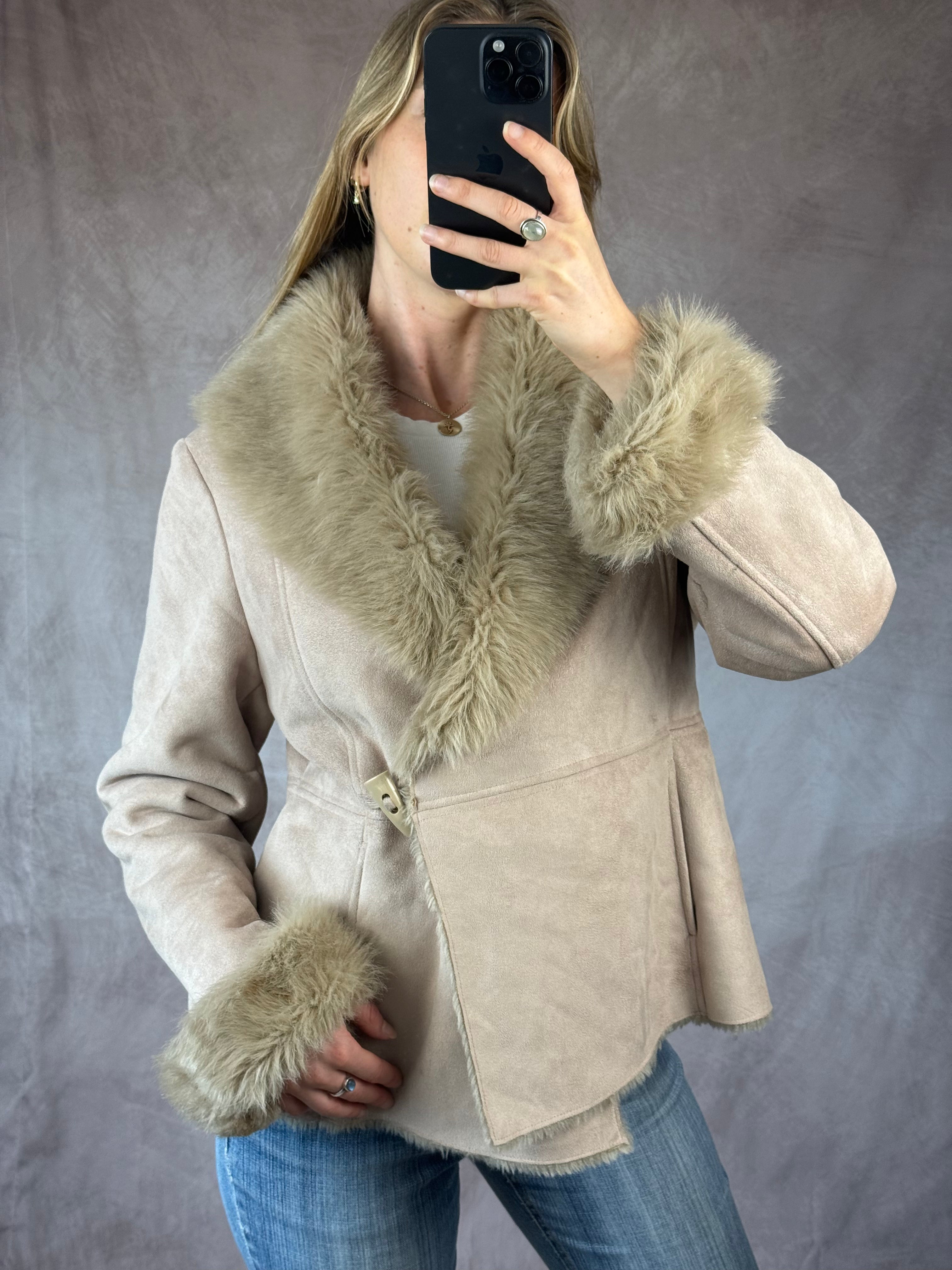 Y2K vintage cream faux fur coat (L)