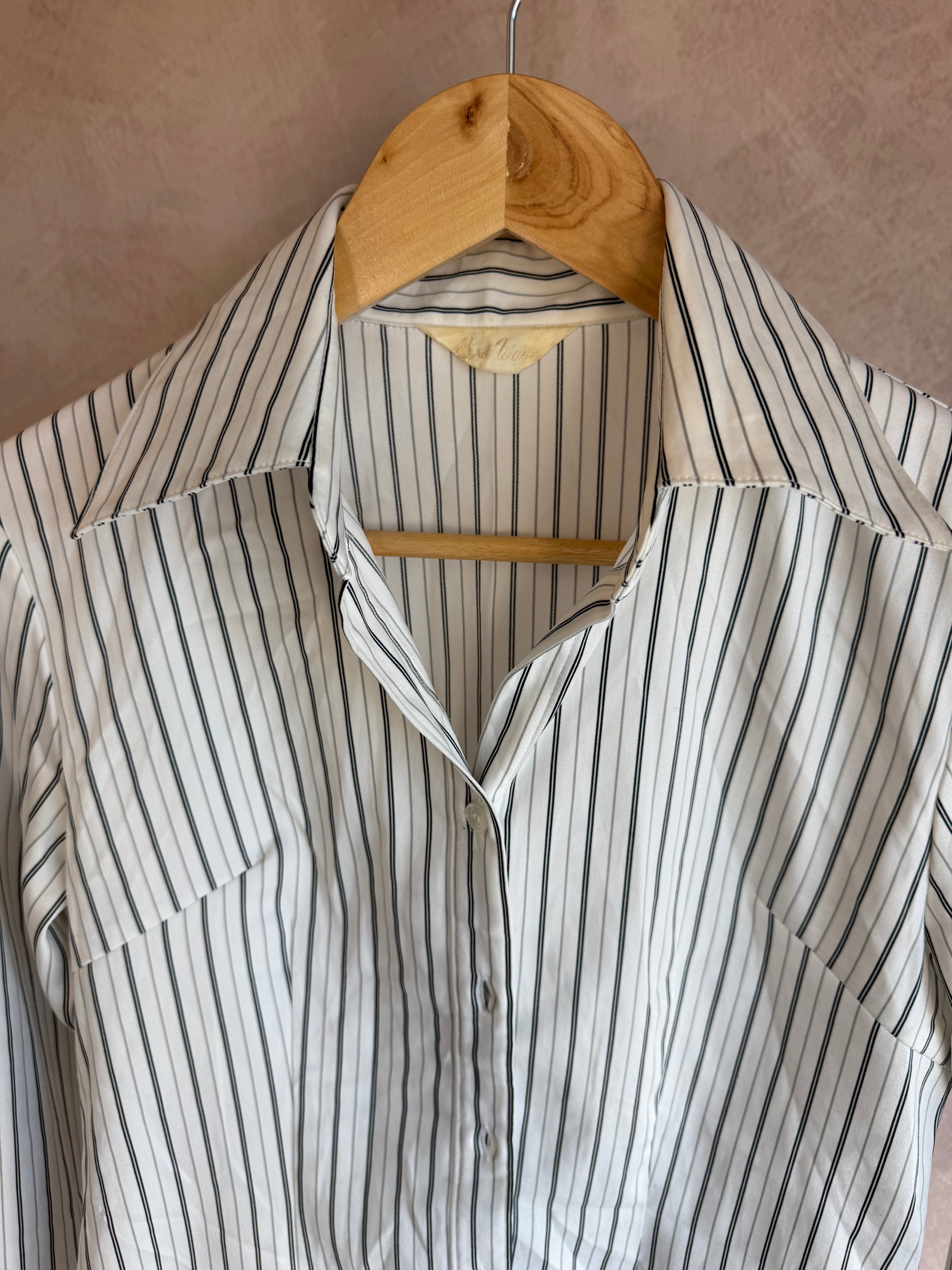 Y2K black & white vintage buttoned shirt (S).