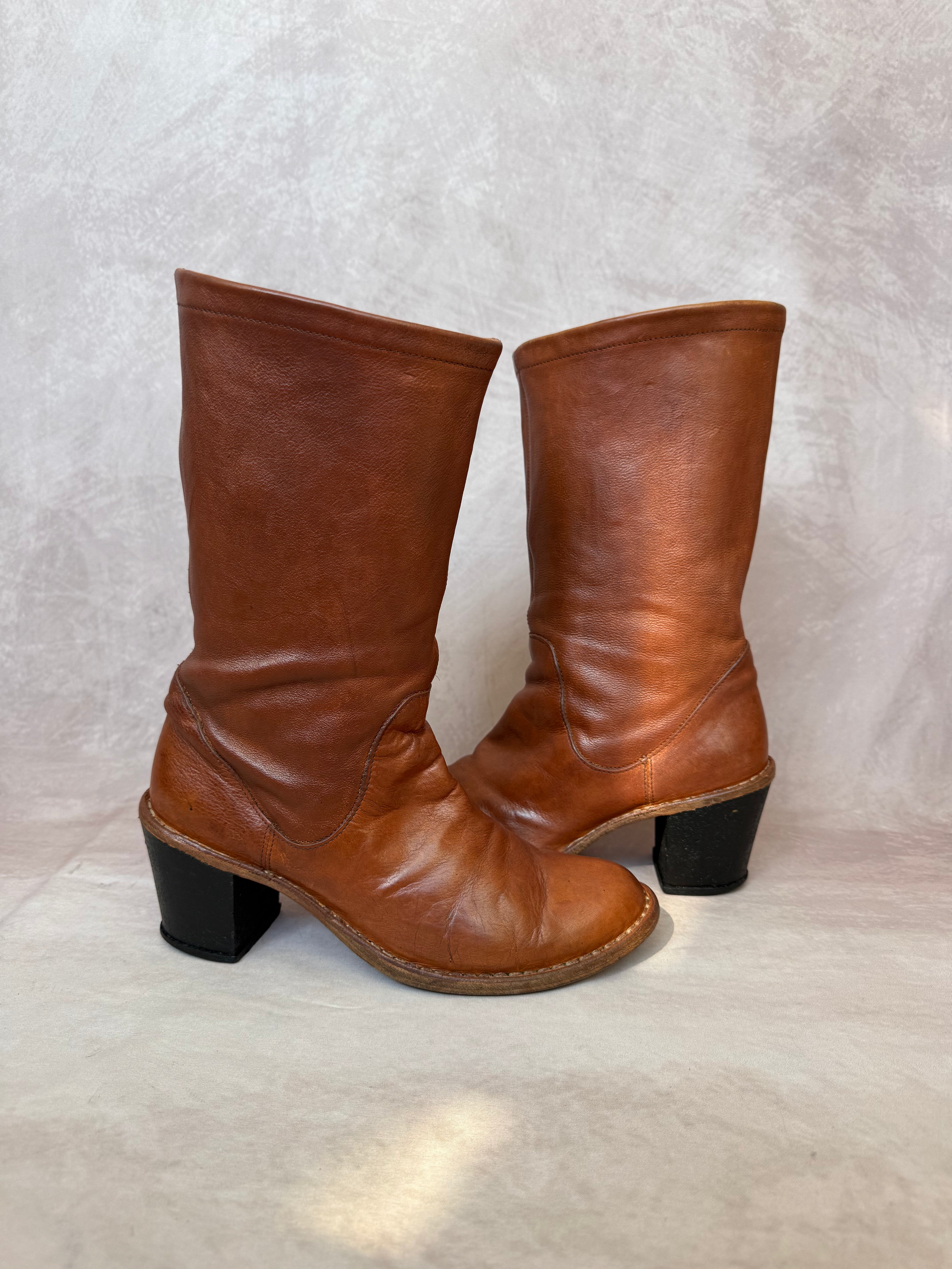 Vintage branded brown heeled Y2K boots (UK 6)