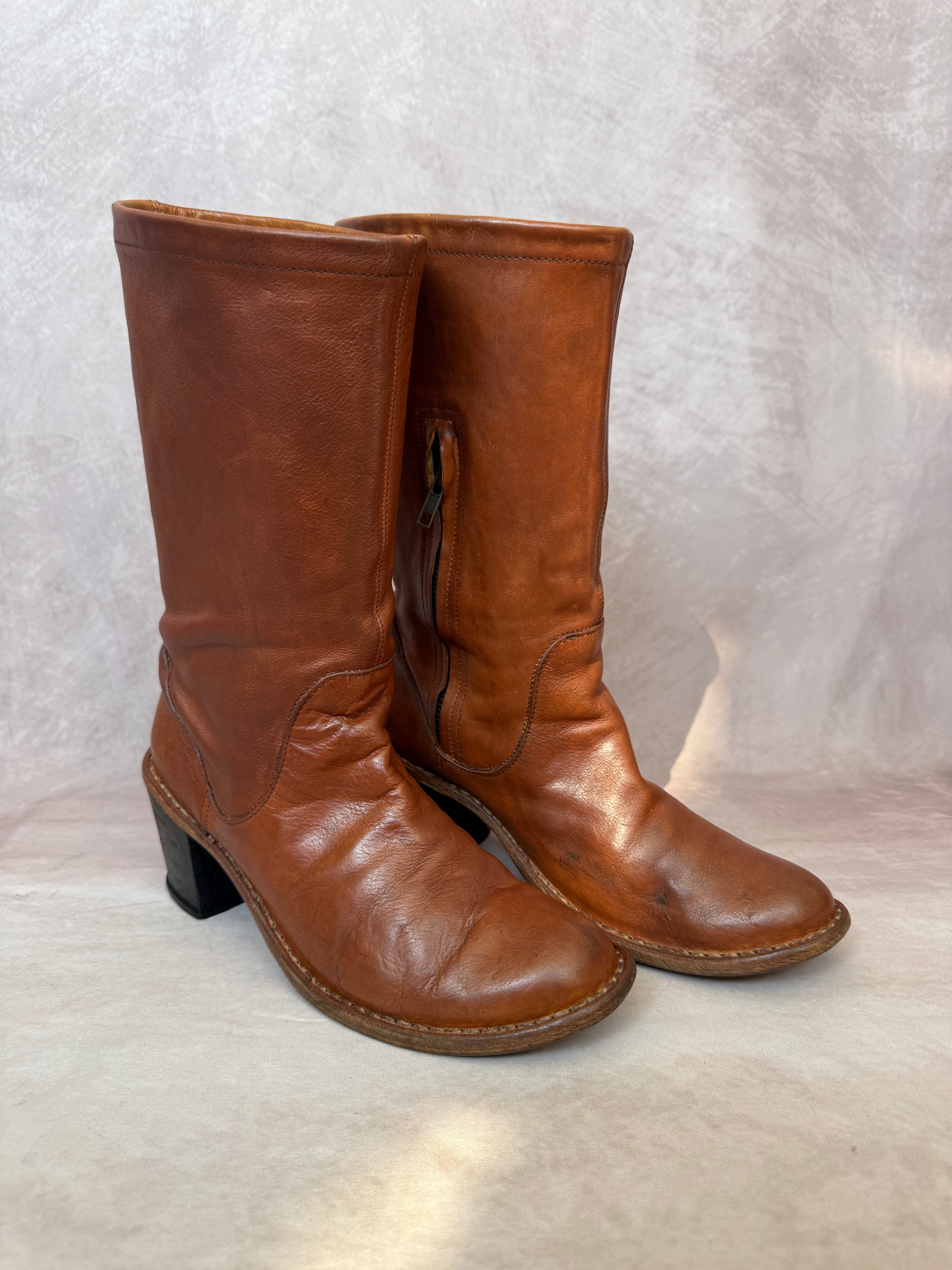 Vintage branded brown heeled Y2K boots (UK 6)