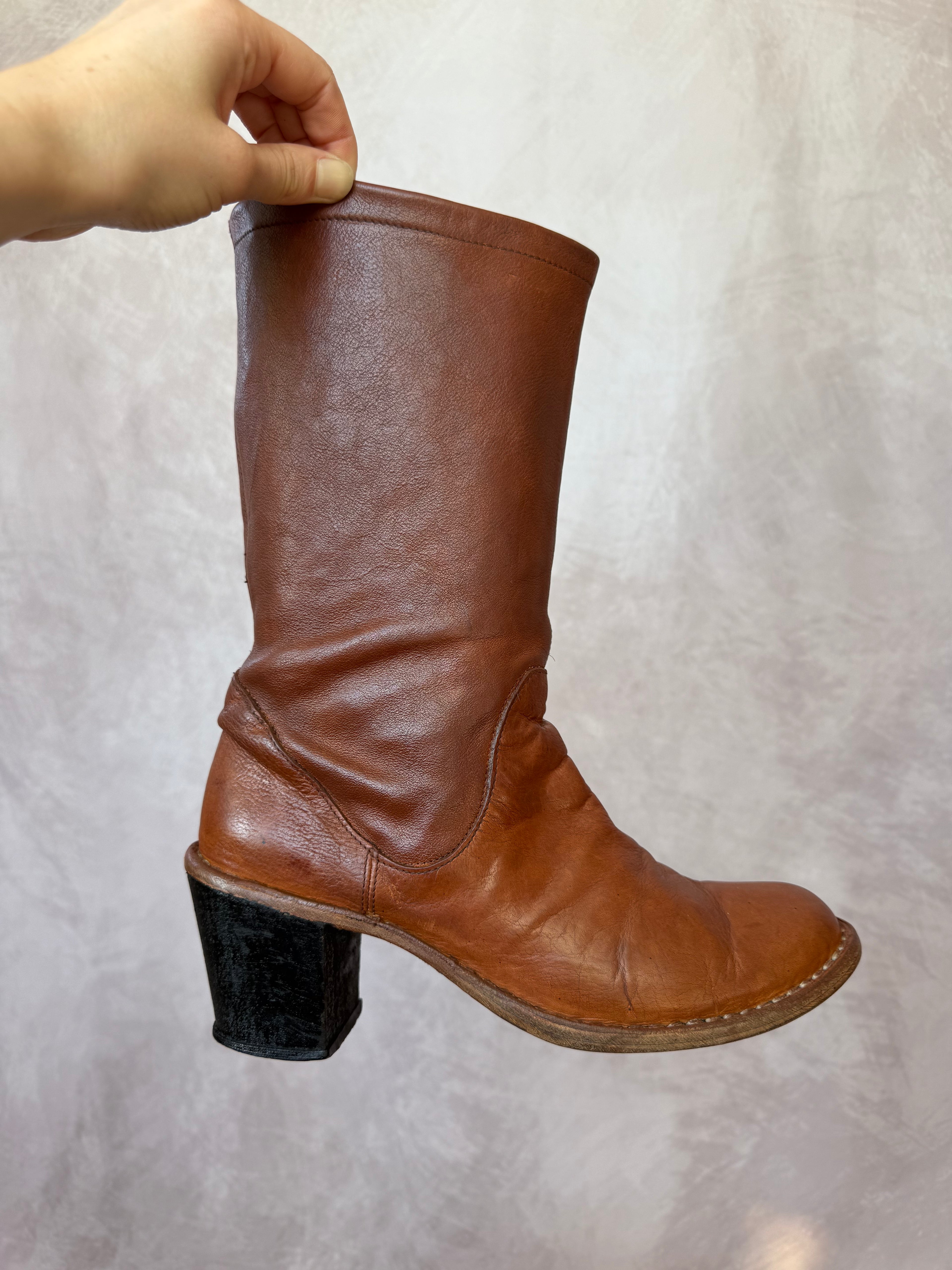 Vintage branded brown heeled Y2K boots (UK 6)